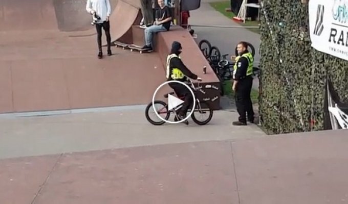 Охранник отобрал велосипед и показал крутой трюк 