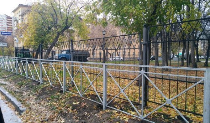 Двойная защита: в Новосибирске поставили забор перед забором (2 фото)