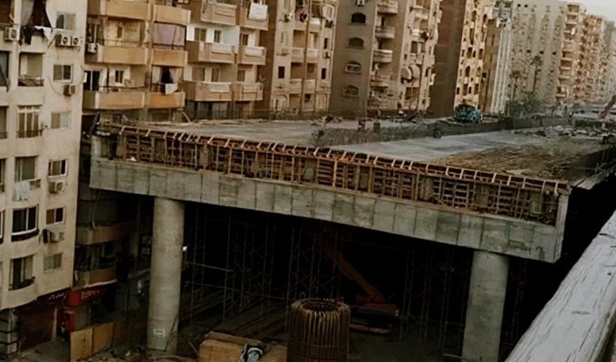 Мост в квартиру: в Каире строят трассу, проходящую в полуметре от окон жителей многоэтажек (5 фото)