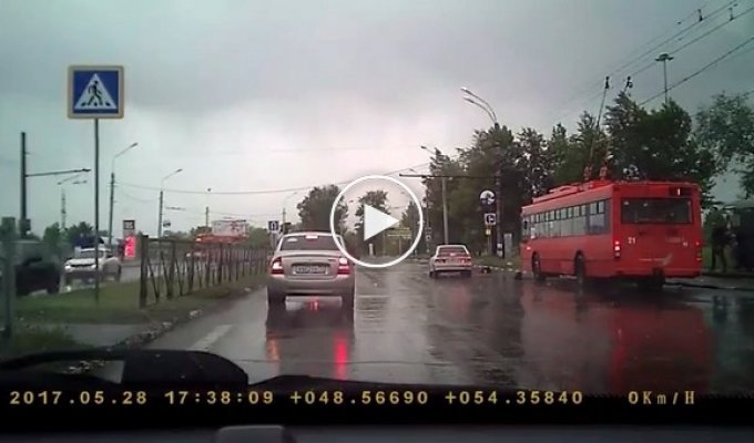Водитель ВАЗа сбил девушку в капюшоне на переходе