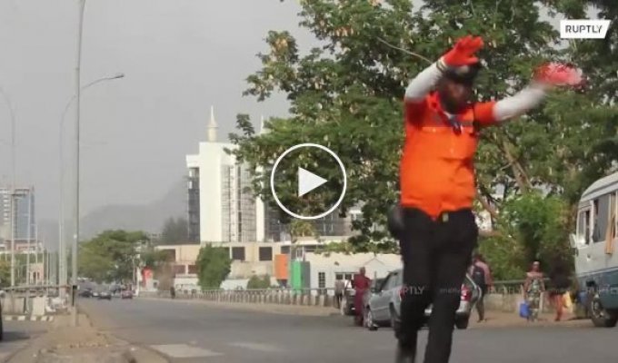 Регулировщик из Африки «танцует» прямо на трассе