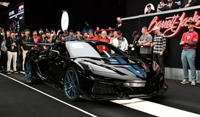 Первый гиперкар Chevrolet Corvette ZR1 ушёл с молотка (7 фото)