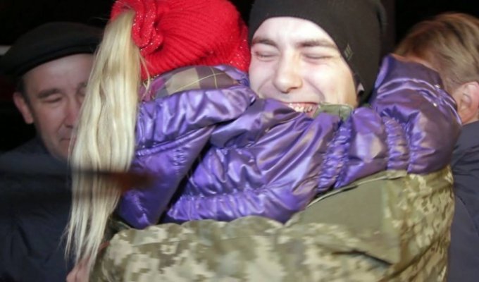 Освобождение с плена Александра Макухи и Вадима Кирпиченка встретили в Днепре (5 фото)