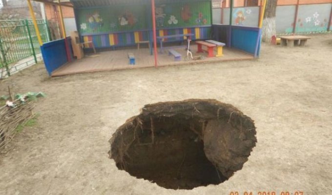 Провал грунта в детском саду Таганрога (2 фото)