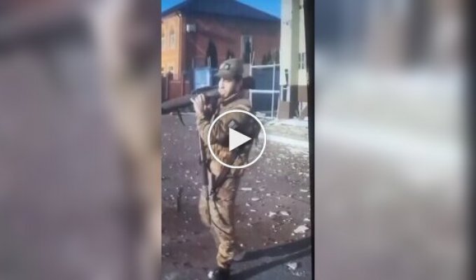 Кадыровец из гранатомета стреляет в направлении храма РПЦ в Судже на Курщине