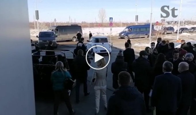Глава Минпромторга Денис Мантуров сел за руль опытного образца отечественного электрокара Zetta