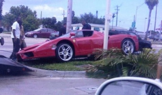 В Америке разбили Ferrari Enzo - одну из 399 выпущенных (2 фото)