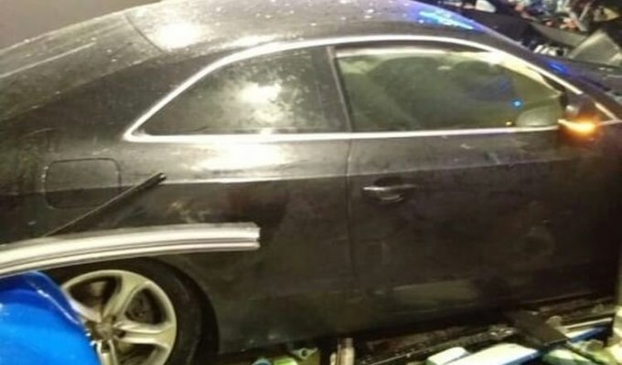 Под Тверью автомобиль въехал в магазин АЗС и сбил охранника (3 фото + 1 видео)