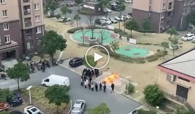 A Chinese man burned the body of a relative right in the courtyard of a high-rise district, without waiting in line to the crematorium