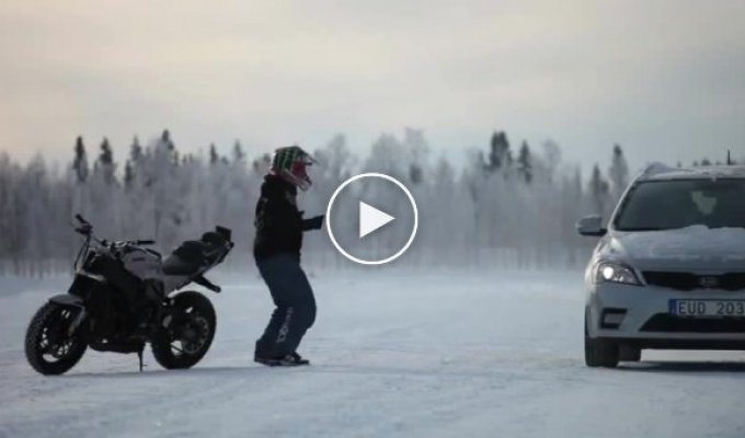 Дрифтинг на мотоцикле на снегу
