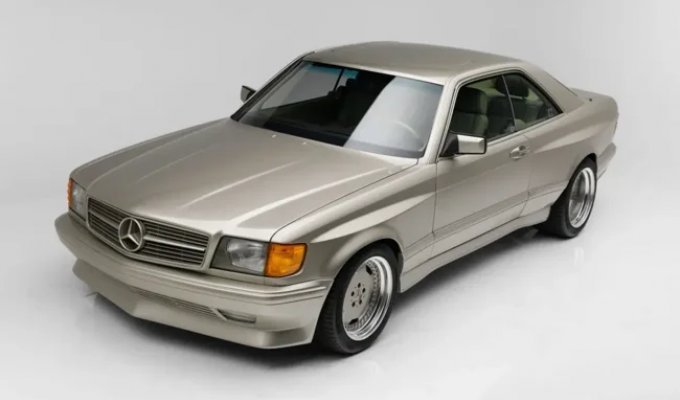 Рестмод Mercedes-Benz 560 SEC 1990 года выставили на аукцион (37 фото)