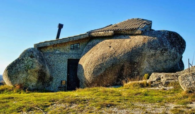 The Flintstones House from Portugal: why they built an amazing stone house (9 photos)