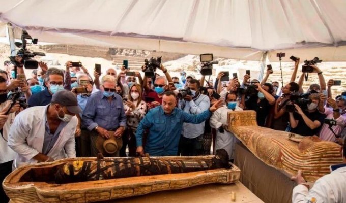 Археологи открыли древние египетские гробницы и нашли 50 мумий с удаленным у них мозгом (7 фото)