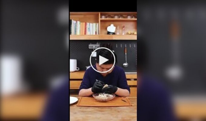 Чоловік приготував прозорі смажені курячі крила