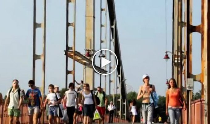 Экстремальное лазанье по пешеходному мосту в Киеве