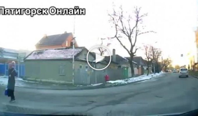 В Пятигорске машина сбила девочку, перебегавшую дорогу вслед за женщиной