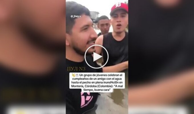 В Колумбии жители устроили праздник по грудь в воде, используя надувной матрас вместо стола