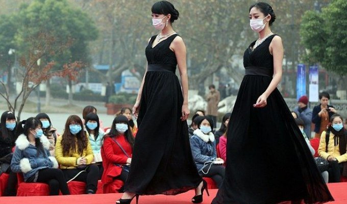 Китайские модели вынуждены носить на показах маски из-за загрязнения воздуха (7 фото)