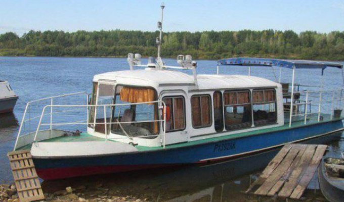 Школьный автобус «ПАЗ» стал судном по прозвищу «Яхтобус» (2 фото)