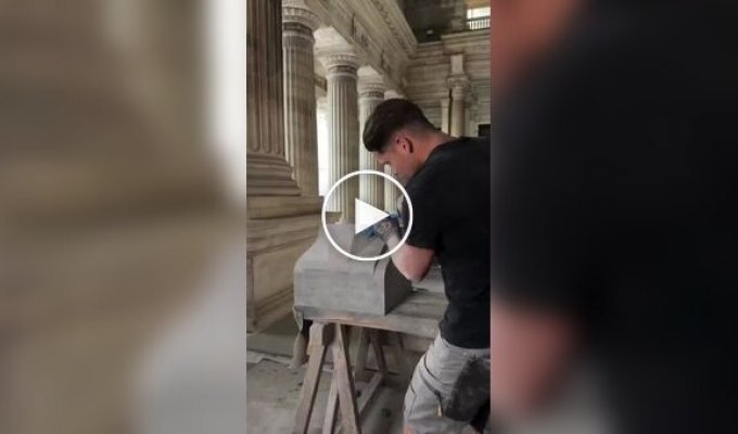 Молодий муляр із нового покоління майстрів зберігає традиції європейської архітектури