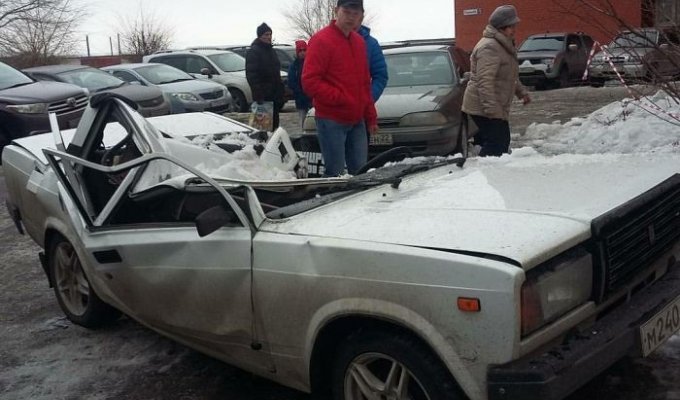 В Бийске упавший с крыши лед раздавил автомобиль ВАЗ (4 фото)
