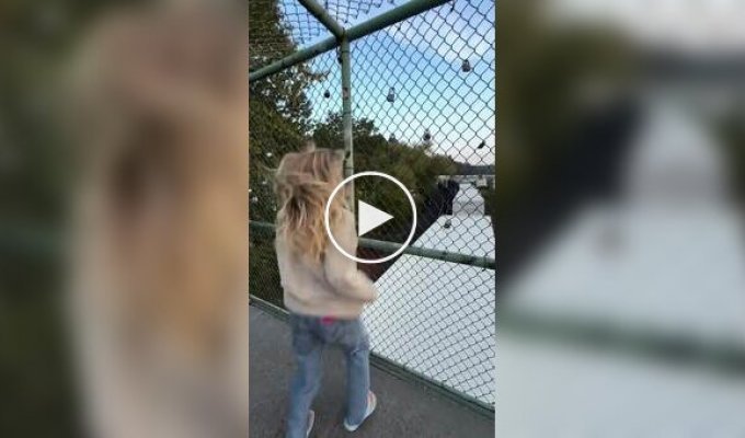 Девушка придумала весьма необычный способ развлечься на мосту