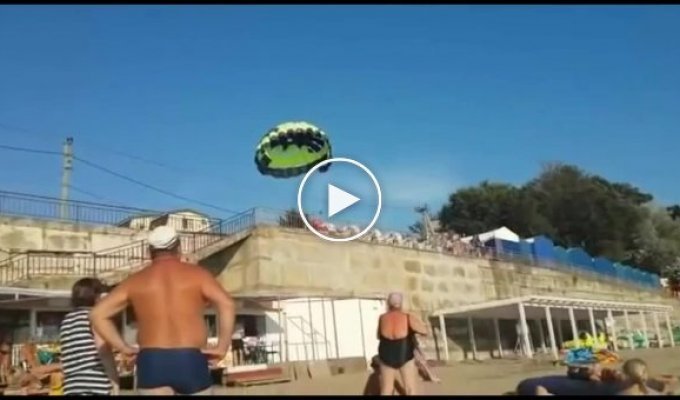 На пляже в Джубге молодая пара на парашюте врезалась в электропровода