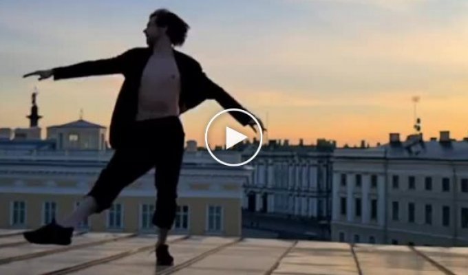 Владимир Шкляров исполнил несколько «па» на фоне петербургского заката
