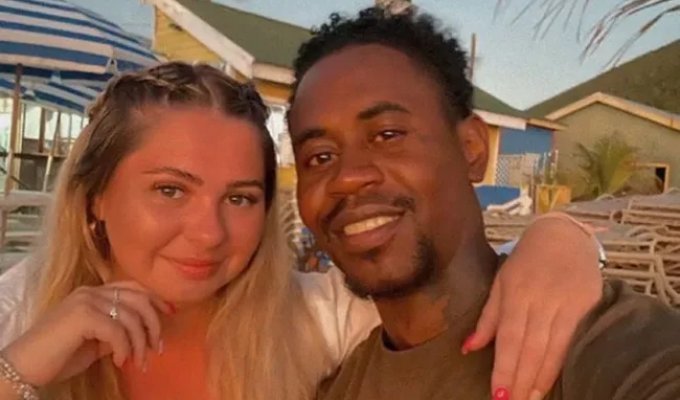 Everyone Says He's With Me for One Reason: A Woman Found Herself a Groom on TikTok (6 photos)