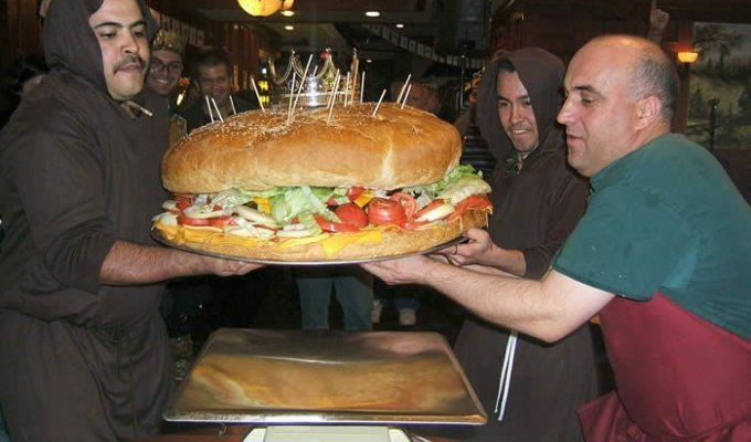 Самый большой в мире гамбургер (7 фото)