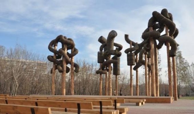 Памятник говну размещен в Москве в парке «Чермянка» (3 фото)
