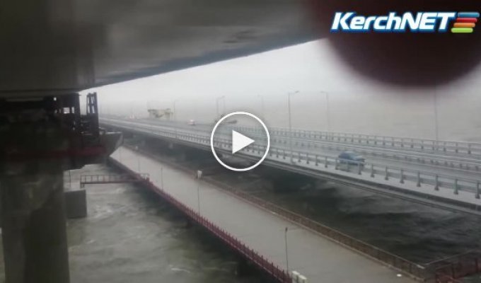 Крымский мост пострадал от столкновения с плавучим краном