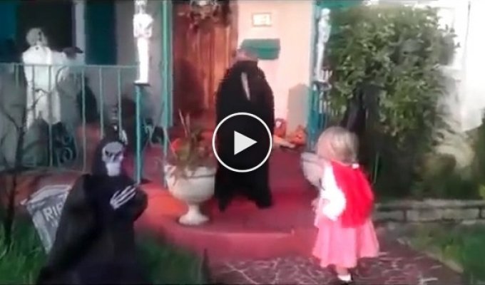 Девочка защитила брата от монстра на Хэллоуин