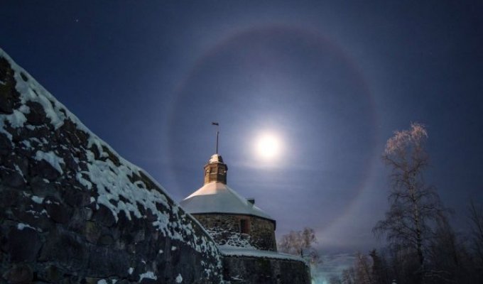 The lunar halo was captured by residents of the Leningrad region (3 photos)
