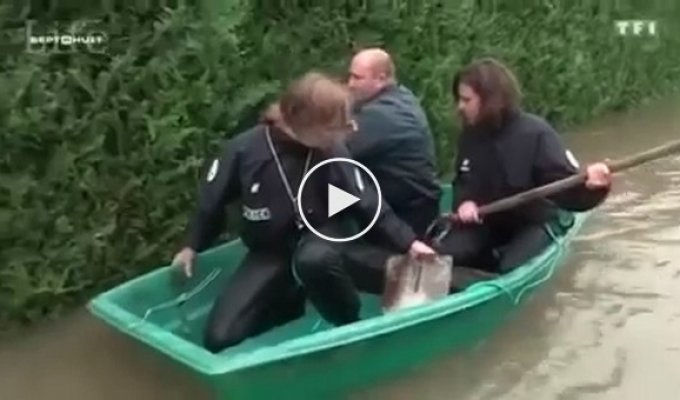 Французские полицейские во время наводнения