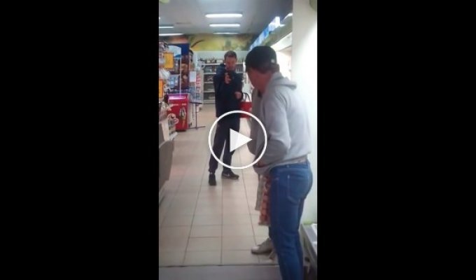 Пьяный мужчина выясняет отношения со своим отражением в зеркале супермаркета