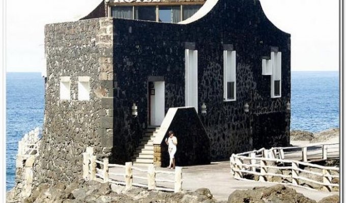 Самый миниатюрный отель в мире (7 фото)