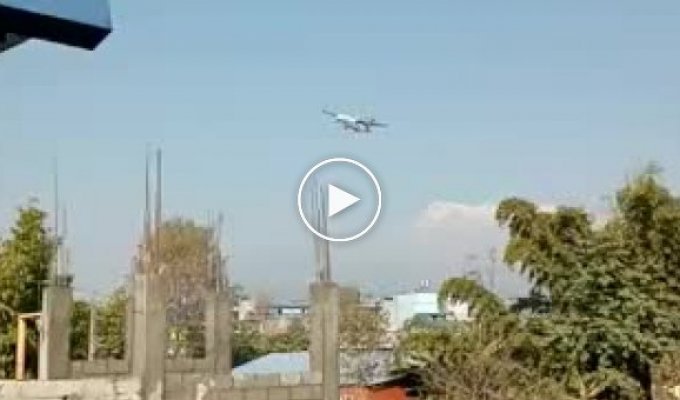 Момент аварії пасажирського літака в Непалі потрапив на відео