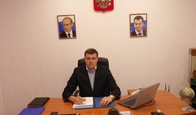 "Пасхалка" на официальном фото Александра Зотова - главы Расковского муниципального образования Саратовской области (2 фото)