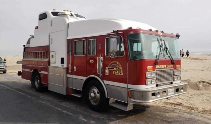 Парень превратил пожарную машину в удивительный дом на колесах (7 фото)