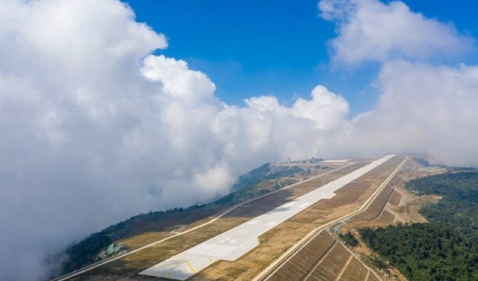 China built an airport on a mountain (2 photos + 1 video)