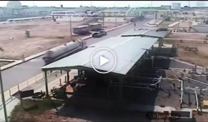 Момент взрыва на нефтеперерабатывающем заводе в США