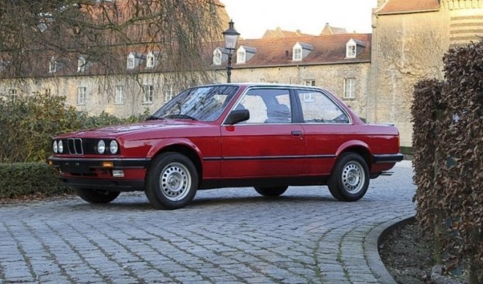 BMW 323i 1985-го года с пробегом 247 километров (20 фото + 1 видео)