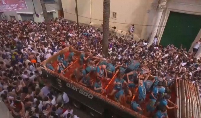 Жители испанского города Буньоль провели масштабную битву помидорами в честь фестиваля "Томатина" (5 фото + 1 видео)