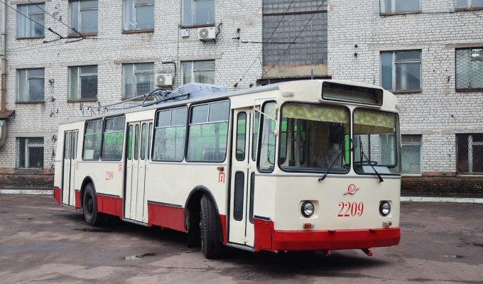 Реставрация троллейбуса ЗиУ-682 (11 фото)