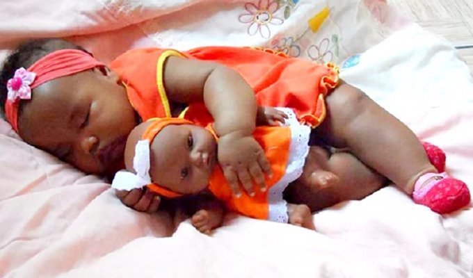 20 Kids Who Look Exactly Like Their Dolls (21 photos)