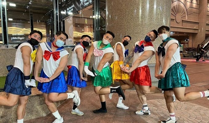 In Hong Kong, a drunk man got into a fight with beefy guys in Sailor Moon costumes (2 videos + photos)