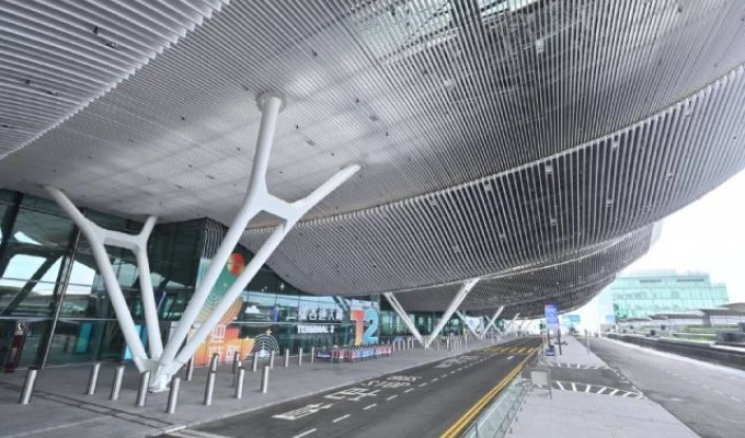 Airport Hong Kong's Futuristic Terminal 2 Opens (4 photos)