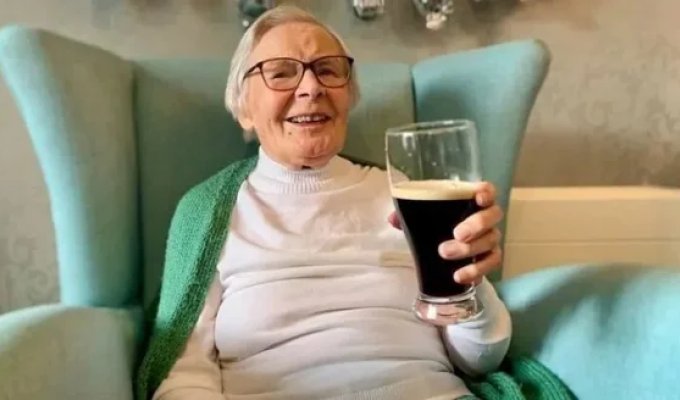 "Пейте пиво и не выходите замуж": 105-летняя британка раскрыла секрет своего долголетия (3 фото)