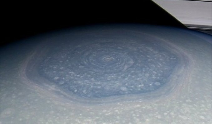 Атмосферный феномен на Сатурне (3 фото)